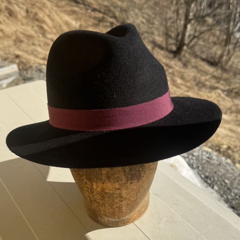Bogart hatt svart, ned bak