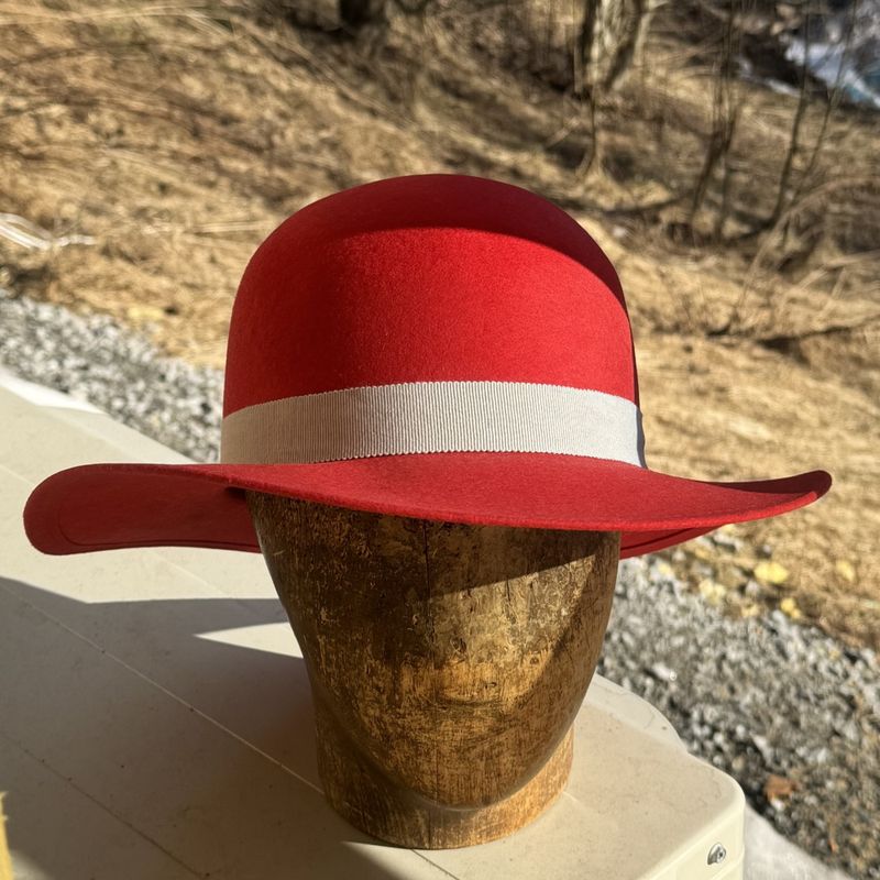 Rund pull hatt rød