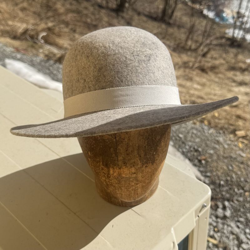 Rund pull hatt grå