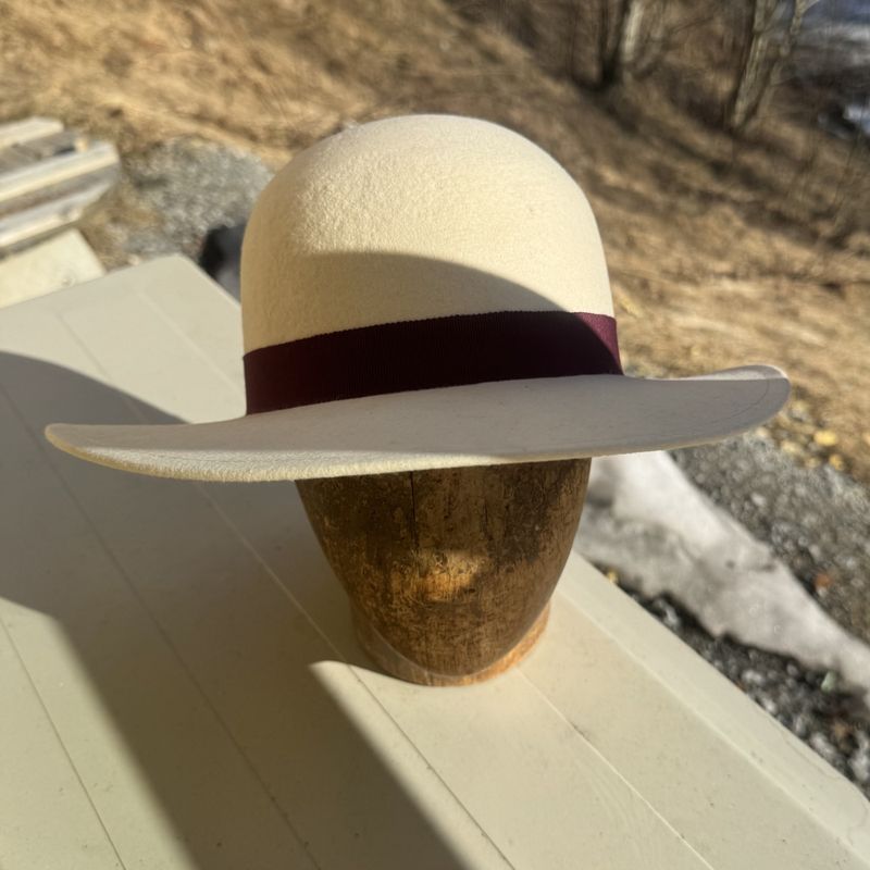 Rund pull hatt krem hvit