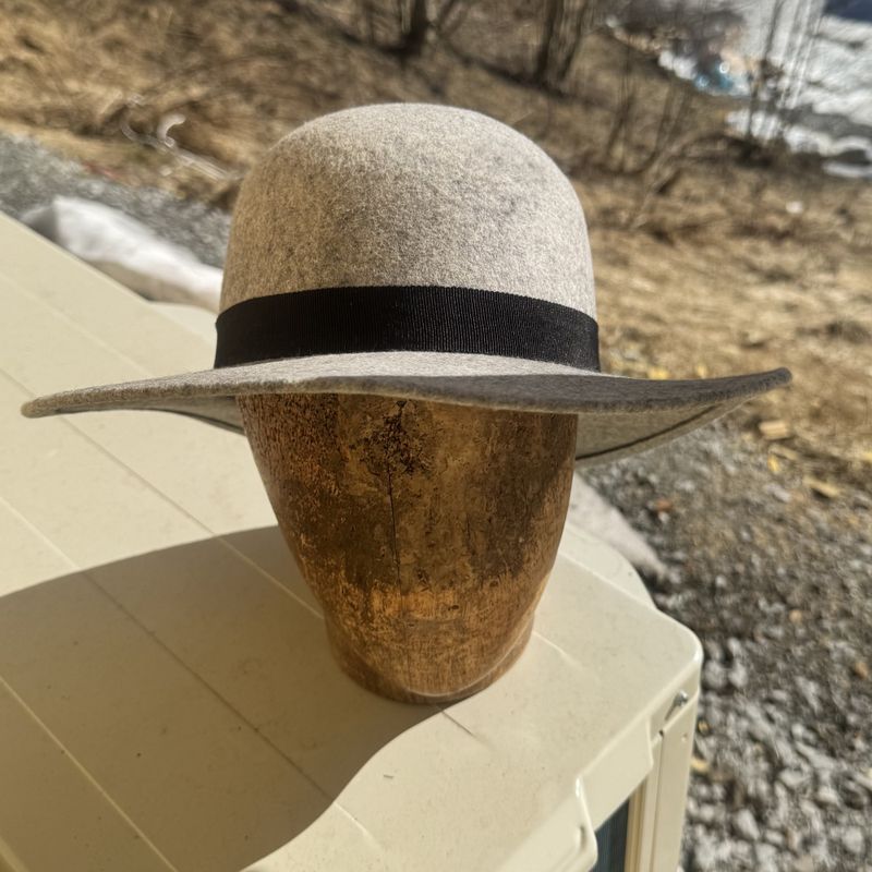 Rund pull hatt grå
