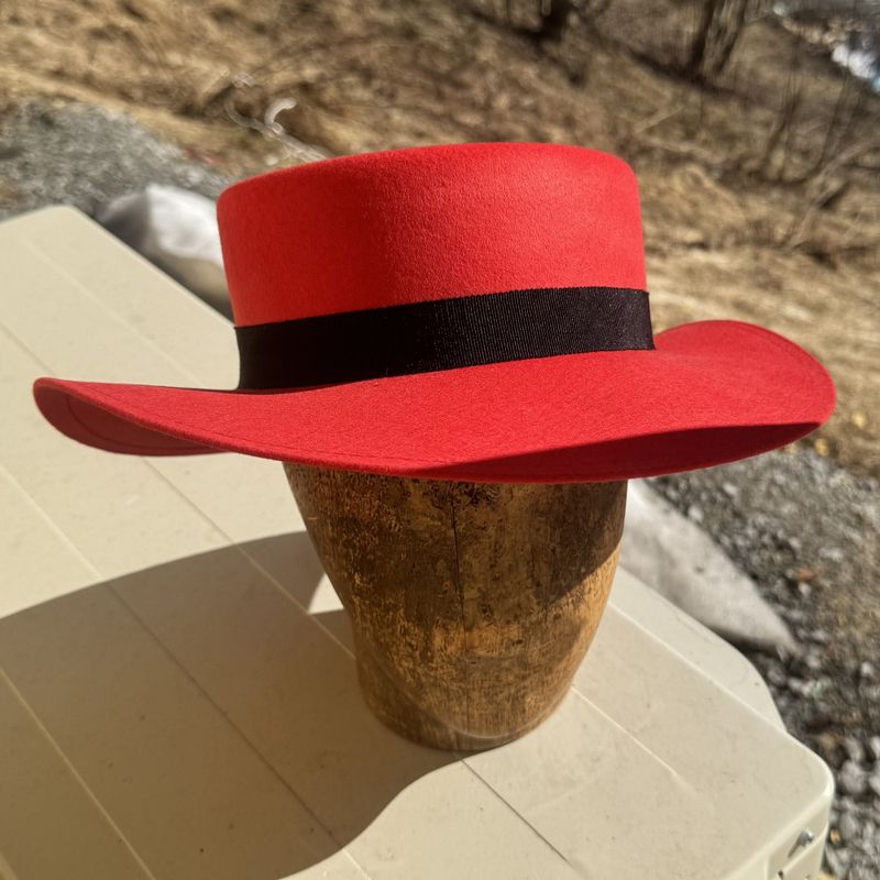 Spansk hatt rød