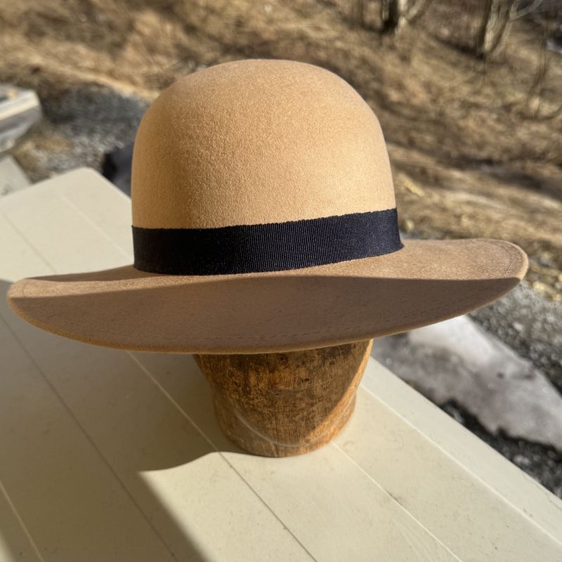 Rund pull hatt kamel