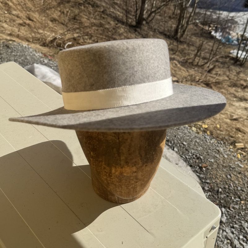 Spansk hatt grå