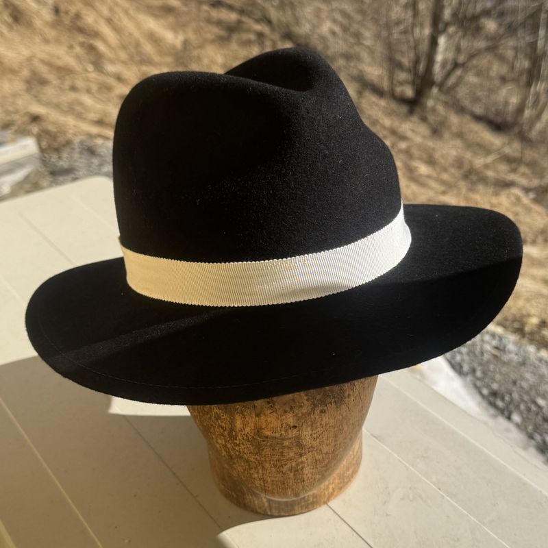 Bogart hatt svart, ned bak
