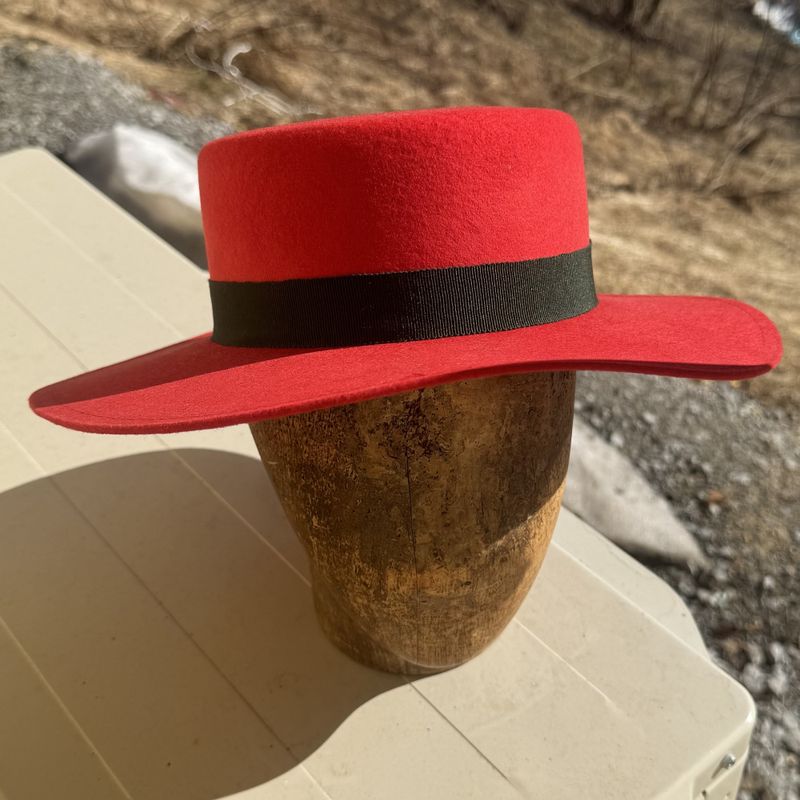 Spansk hatt rød